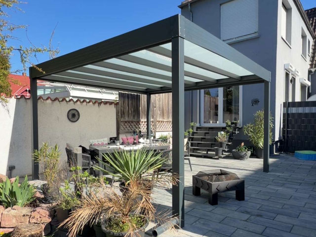 Moderne Terrassenüberdachung mit klarem Verbundsicherheitsglas