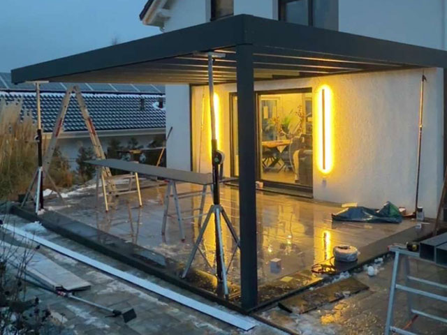 Fachmännische Montage einer Aluminium-Terrassenüberdachung